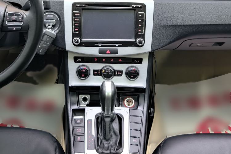 Used Volkswagen Magotan 2015 1.8TSI Advanced Model Audio And AC Panel
