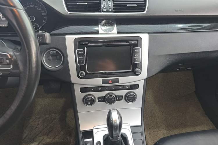 Used Volkswagen Magotan 2015 Facelift 1.8TSI Luxury Model Audio And AC Panel