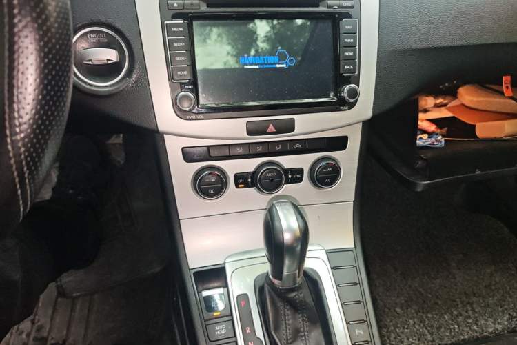 Used Volkswagen Magotan 2015 1.8TSI Advanced Model Audio And AC Panel