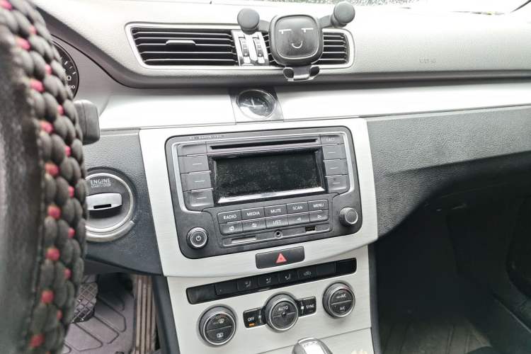 Used Volkswagen Magotan 2015 1.8TSI Advanced Model Audio And AC Panel