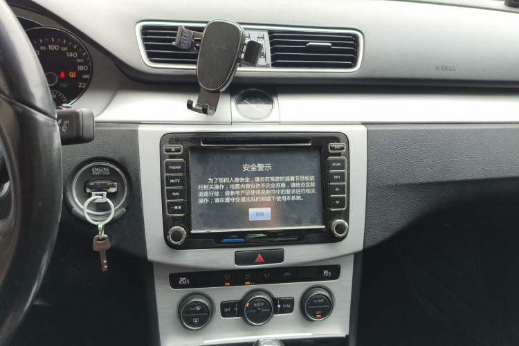 Used Volkswagen Magotan 2015 1.8TSI Advanced Model Audio And AC Panel