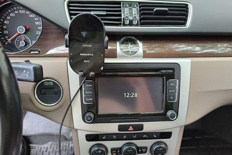 Used Volkswagen Magotan 2015 1.8TSI Prestige Model Audio And AC Panel