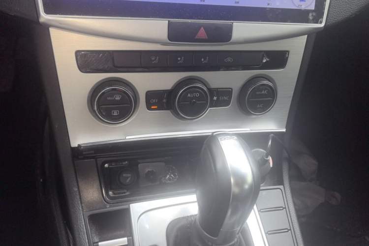 Used Volkswagen Magotan 2015 1.8TSI Advanced Model Audio And AC Panel