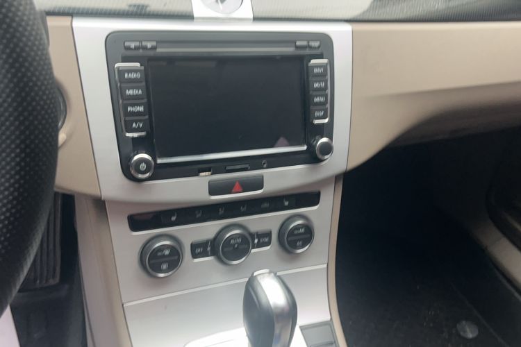 Used Volkswagen Magotan 2015 Facelift 1.8TSI Luxury Model Audio And AC Panel