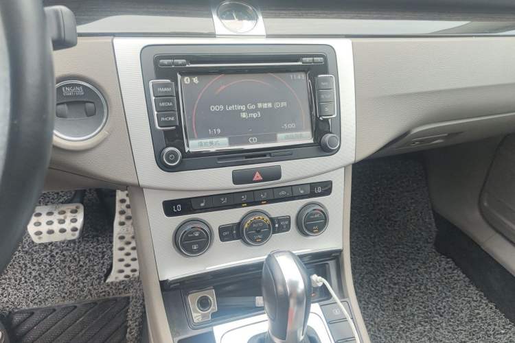Used Volkswagen Magotan 2015 2.0 TSI Prestige Model Audio And AC Panel