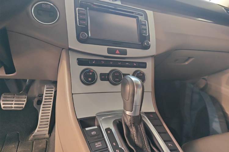 Used Volkswagen Magotan 2015 2.0 TSI Prestige Model Audio And AC Panel