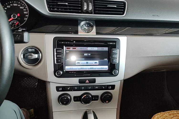 Used Volkswagen Magotan 2015 1.8TSI Luxury Model Audio And AC Panel