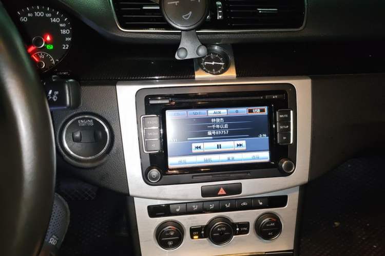 Used Volkswagen Magotan 2015 Facelift 1.8TSI Luxury Model Audio And AC Panel