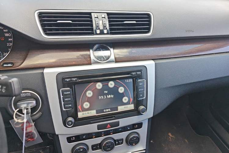 Used Volkswagen Magotan 2015 2.0 TSI Prestige Model Audio And AC Panel
