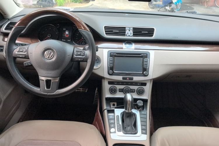 Used Volkswagen Magotan 2015 2.0 TSI Prestige Model Center Console