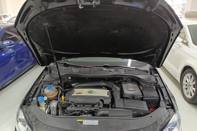 Used Volkswagen Magotan 2015 Facelift 1.8TSI Luxury Model Engine Bay