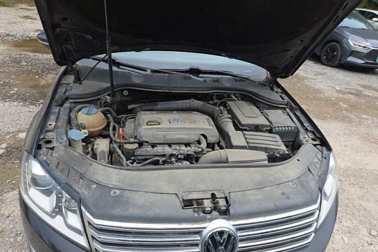 Used Volkswagen Magotan 2015 1.8TSI Luxury Model Engine Bay