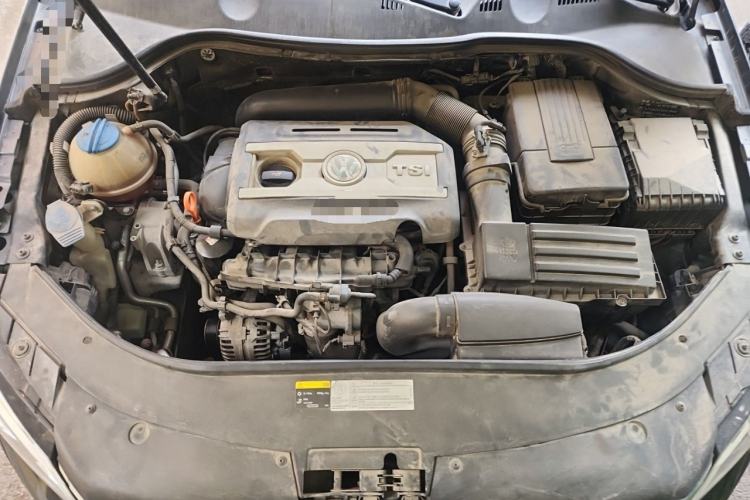 Used Volkswagen Magotan 2015 1.8TSI Luxury Model Engine Bay