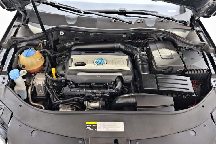Used Volkswagen Magotan 2015 1.8TSI Advanced Model Engine Bay