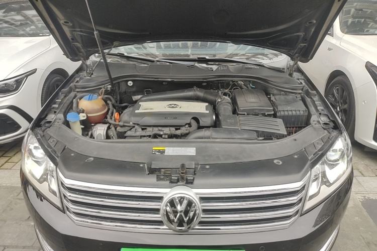Used Volkswagen Magotan 2015 1.8TSI Luxury Model Engine Bay