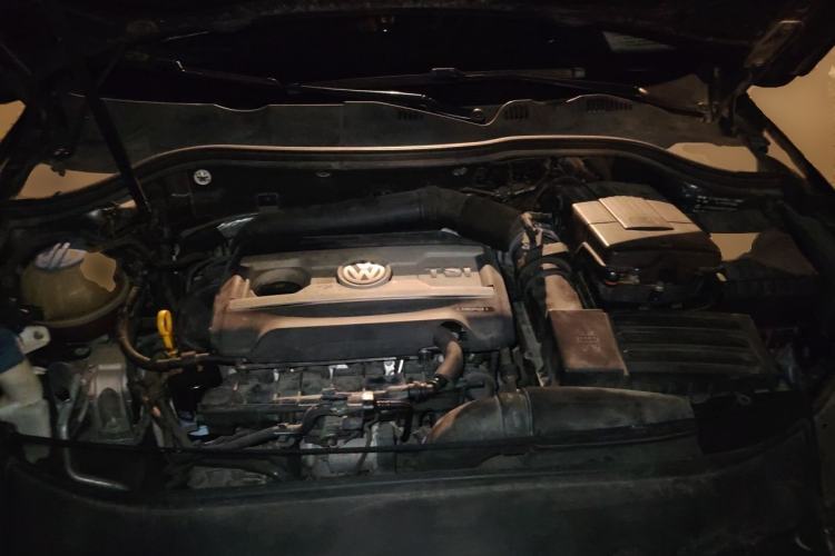 Used Volkswagen Magotan 2015 Revised Version 2.0 TSI Prestige Edition Engine Bay