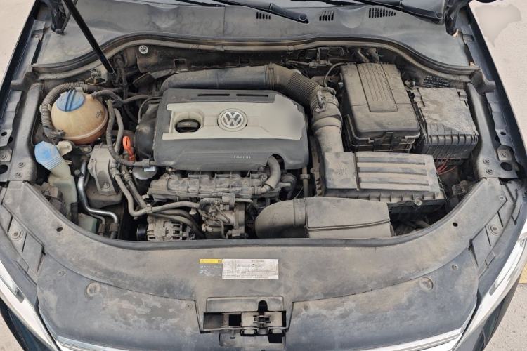 Used Volkswagen Magotan 2015 Facelift 1.8TSI Luxury Model Engine Bay