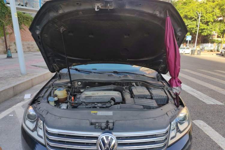 Used Volkswagen Magotan 2015 1.8TSI Luxury Model Engine Bay