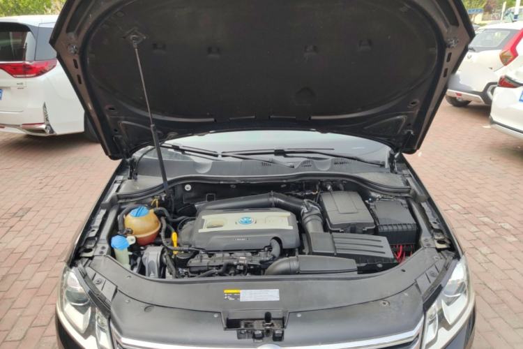 Used Volkswagen Magotan 2015 1.8TSI Luxury Model Engine Bay