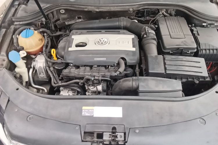 Used Volkswagen Magotan 2015 Revised 1.8TSI Prestige Version Engine Bay
