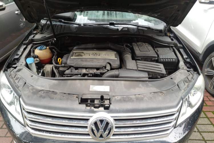 Used Volkswagen Magotan 2015 Facelift 1.8TSI Luxury Model Engine Bay