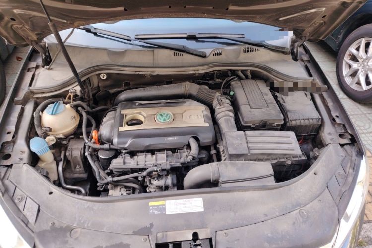 Used Volkswagen Magotan 2015 2.0 TSI Prestige Model Engine Bay