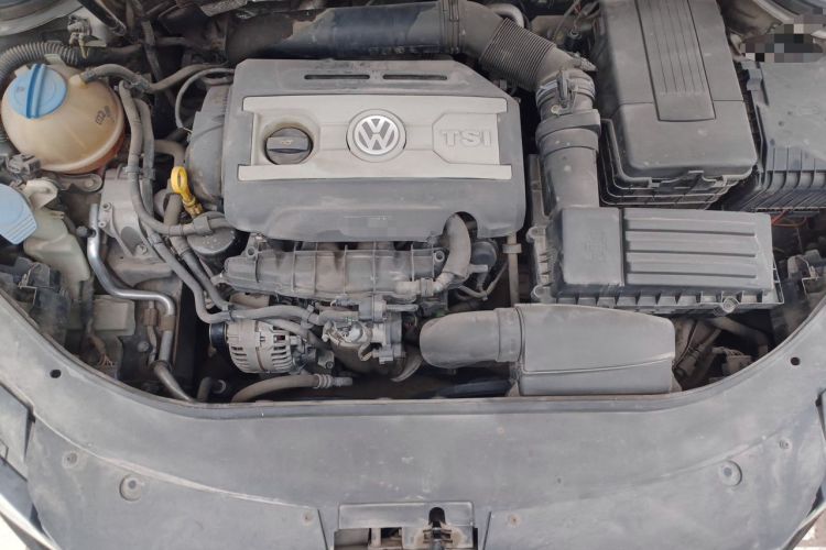 Used Volkswagen Magotan 2015 Revised Version 2.0 TSI Prestige Edition Engine Bay