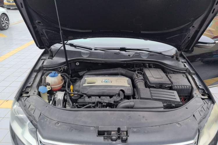 Used Volkswagen Magotan 2015 1.8TSI Advanced Model Engine Bay