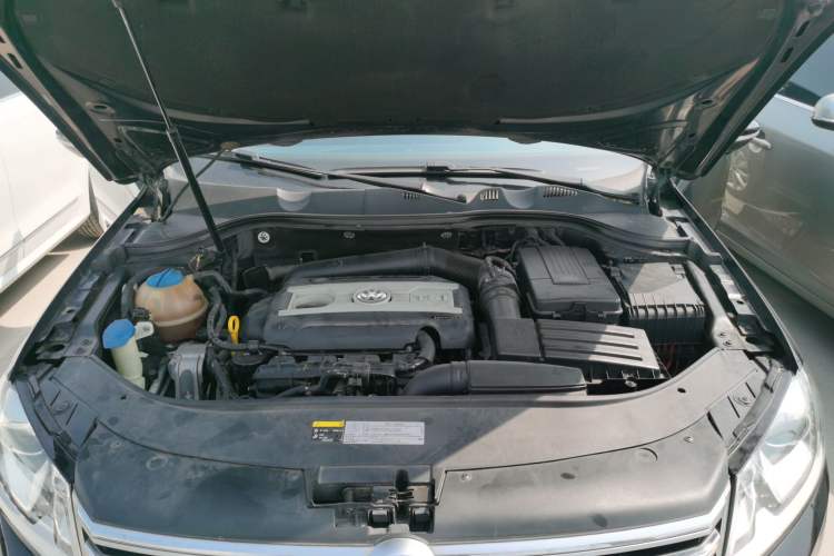 Used Volkswagen Magotan 2015 Facelift 1.8TSI Luxury Model Engine Bay
