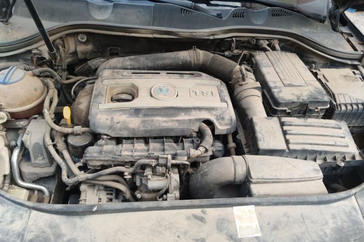 Used Volkswagen Magotan 2015 Facelift 1.8TSI Luxury Model Engine Bay
