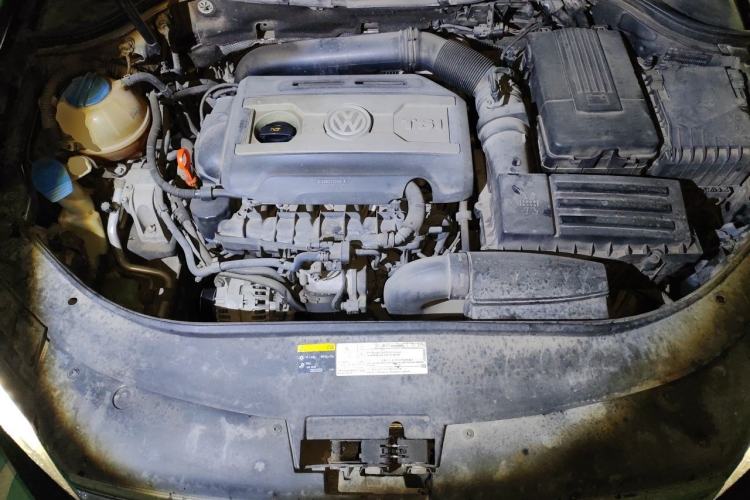 Used Volkswagen Magotan 2015 2.0 TSI Luxury Model Engine Bay