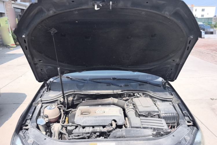 Used Volkswagen Magotan 2015 1.8TSI Advanced Model Engine Bay