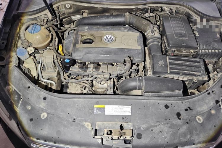Used Volkswagen Magotan 2015 Facelift 1.8TSI Luxury Model Engine Bay