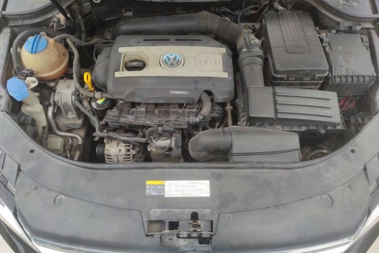 Used Volkswagen Magotan 2015 Revised Version 2.0 TSI Luxury Edition Engine Bay