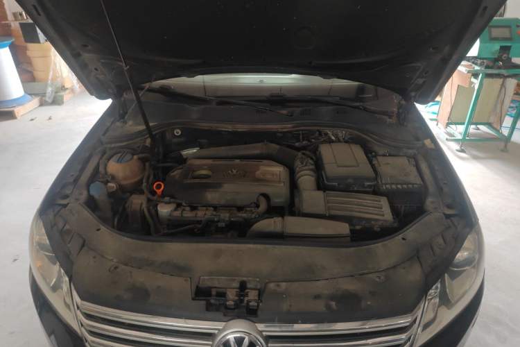 Used Volkswagen Magotan 2015 2.0 TSI Luxury Model Engine Bay