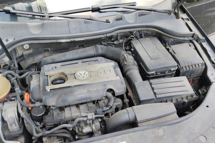 Used Volkswagen Magotan 2015 1.8TSI Luxury Model Engine Bay