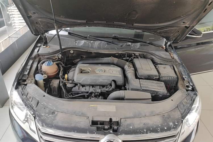 Used Volkswagen Magotan 2015 Facelift 1.8TSI Luxury Model Engine Bay