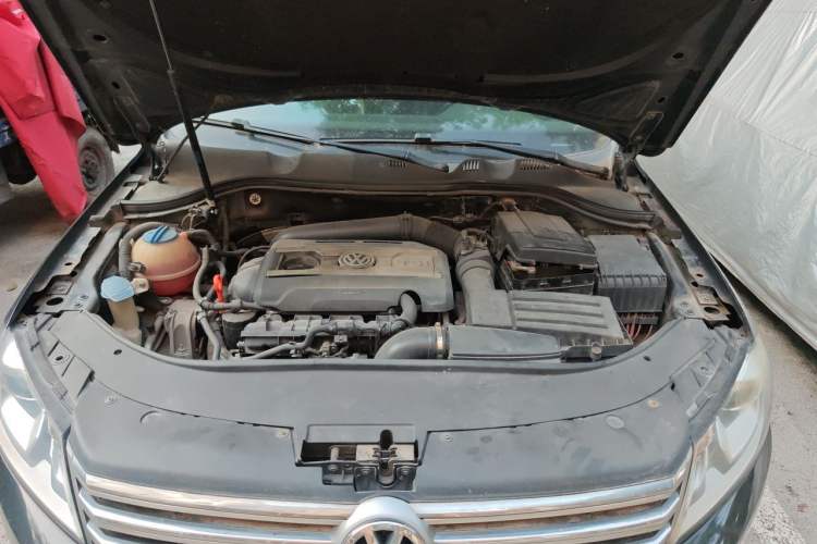 Used Volkswagen Magotan 2015 2.0 TSI Luxury Model Engine Bay