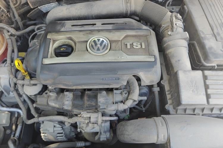 Used Volkswagen Magotan 2015 Facelift 1.8TSI Luxury Model Engine Bay