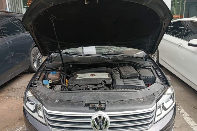 Used Volkswagen Magotan 2015 1.8TSI Advanced Model Engine Bay