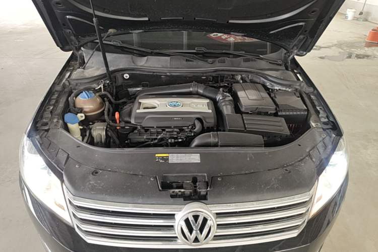 Used Volkswagen Magotan 2015 2.0 TSI Prestige Model Engine Bay