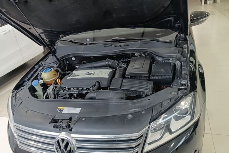 Used Volkswagen Magotan 2015 Facelift 1.8TSI Luxury Model Engine Bay