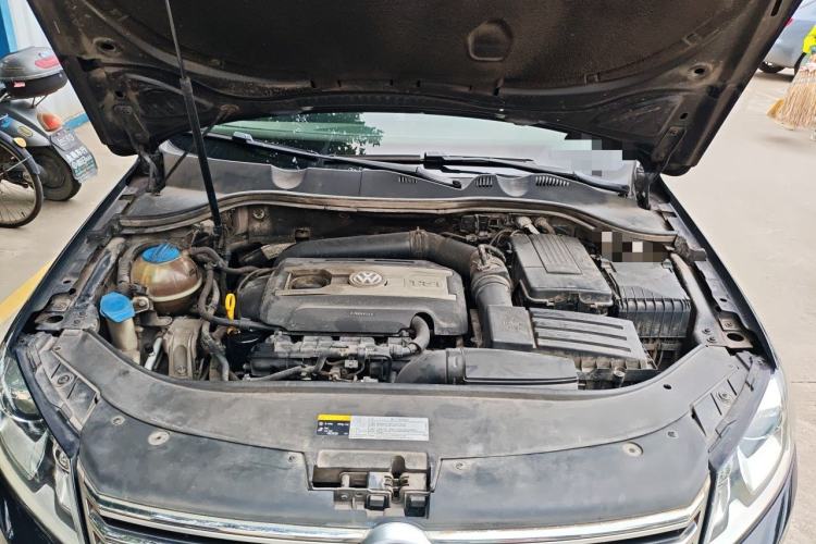 Used Volkswagen Magotan 2015 2.0 TSI Prestige Model Engine Bay