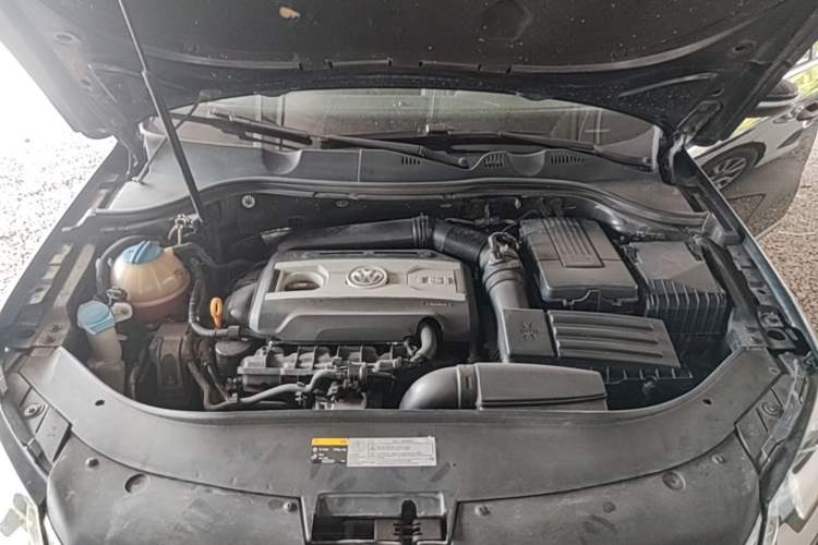 Used Volkswagen Magotan 2015 1.8TSI Luxury Model Engine Bay