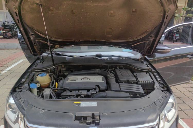 Used Volkswagen Magotan 2015 1.8TSI Luxury Model Engine Bay