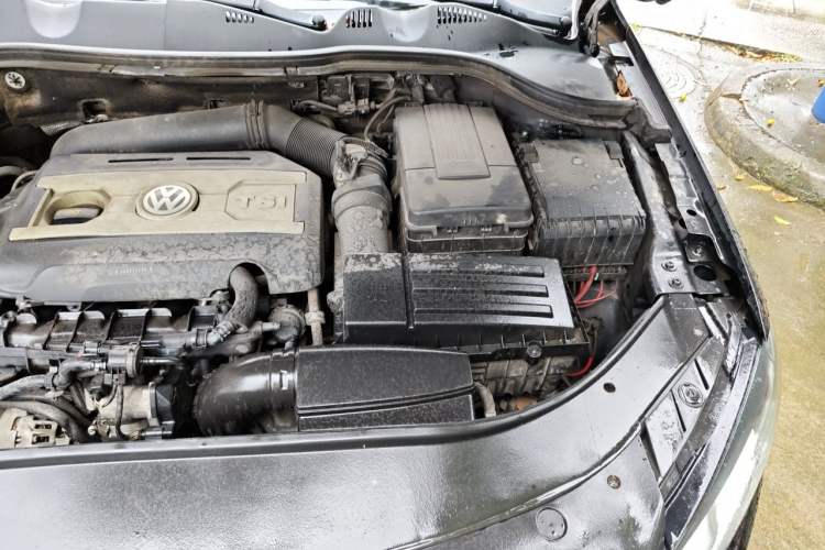 Used Volkswagen Magotan 2015 1.8TSI Advanced Model Engine Bay Left