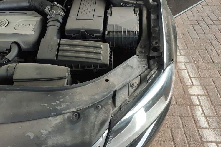 Used Volkswagen Magotan 2015 1.8TSI Advanced Model Engine Bay Left