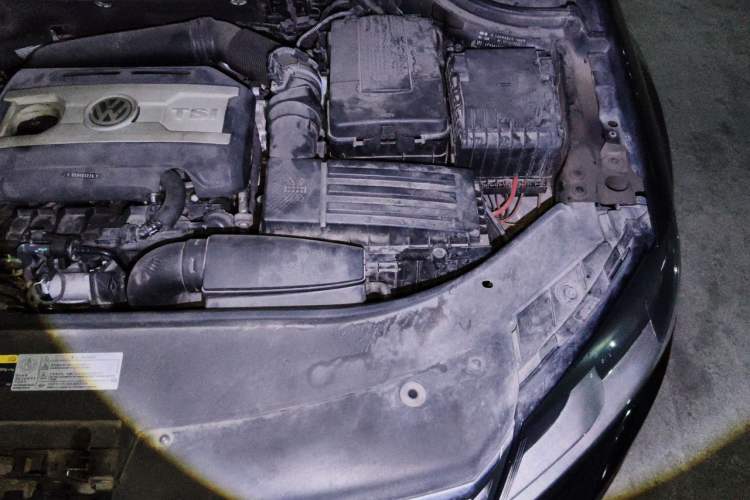 Used Volkswagen Magotan 2015 1.8TSI Advanced Model Engine Bay Left