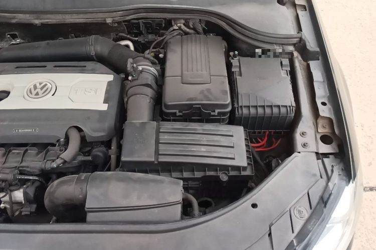 Used Volkswagen Magotan 2015 Revised 1.8TSI Prestige Version Engine Bay Left