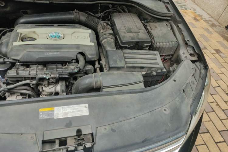 Used Volkswagen Magotan 2015 1.8TSI Luxury Model Engine Bay Left